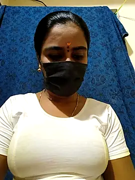 Snapshot of mini-queen chatting on 11.13.25 mini-queen online show from 11.13.25