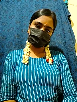 Snapshot of mini-queen chatting on 11.17.25 mini-queen online show from 11.17.25