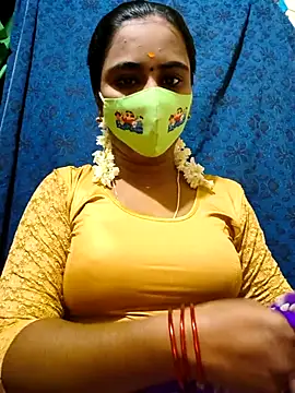 Snapshot of mini-queen chatting on 11.22.25 mini-queen online show from 11.22.25