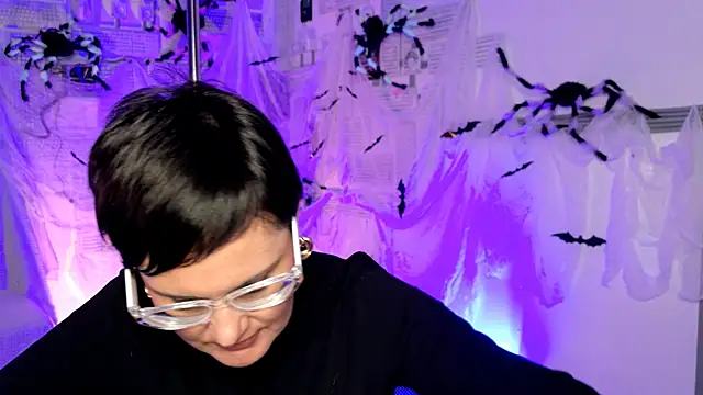 Snapshot of LauraDavidsons chatting on 10.16.25 LauraDavidsons online show from 10.16.25