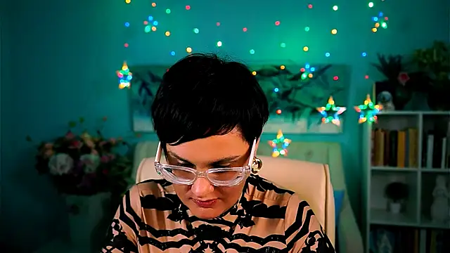 Snapshot of LauraDavidsons chatting on 10.29.25 LauraDavidsons online show from 10.29.25