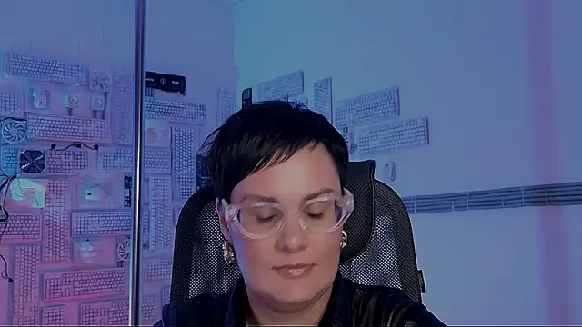 Snapshot of LauraDavidsons chatting on 11.14.25 LauraDavidsons online show from 11.14.25