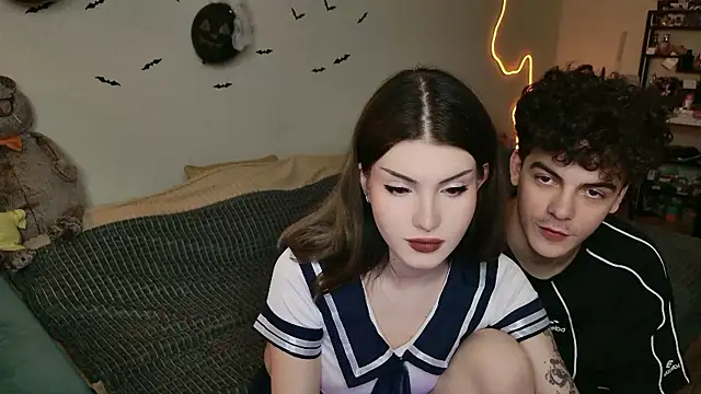 Snapshot of Alice18James chatting on 10.18.25 Alice18James online show from 10.18.25