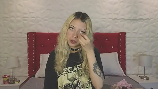 Snapshot of Lucy_n_pink chatting on 10.04.25 Lucy n pink online show from 10.04.25