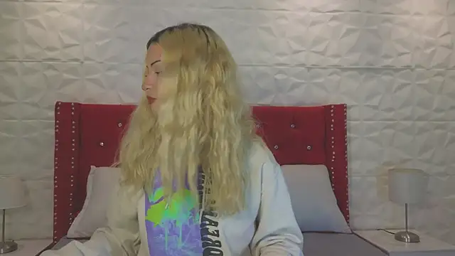 Snapshot of Lucy_n_pink chatting on 10.10.25 Lucy n pink online show from 10.10.25