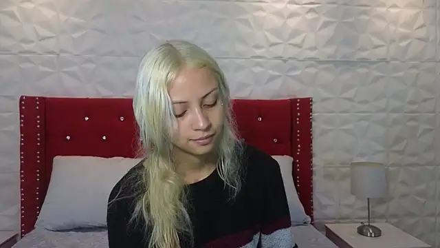 Snapshot of Lucy_n_pink chatting on 12.05.25 Lucy n pink online show from 12.05.25