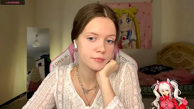 VibeQueenLucy online show from 11.04.25