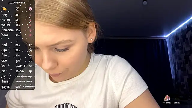 Snapshot of SwiiSweet chatting on 11.06.25 SwiiSweet online show from 11.06.25