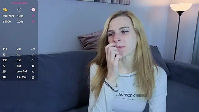 Snapshot of HelenMartines chatting on 09.10.25 HelenMartines online show from 09.10.25