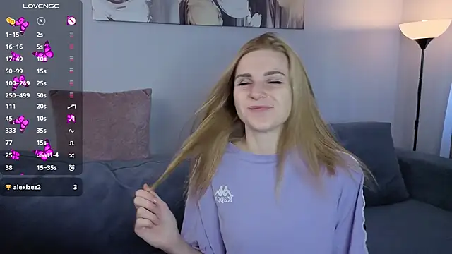 Snapshot of HelenMartines chatting on 09.28.25 HelenMartines online show from 09.28.25