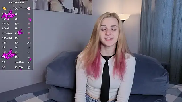 Snapshot of HelenMartines chatting on 10.15.25 HelenMartines online show from 10.15.25