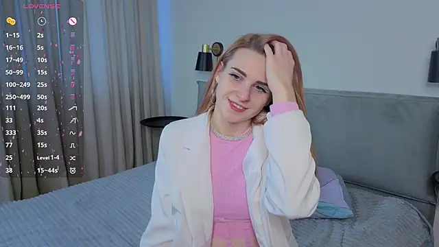 Snapshot of HelenMartines chatting on 11.04.25 HelenMartines online show from 11.04.25