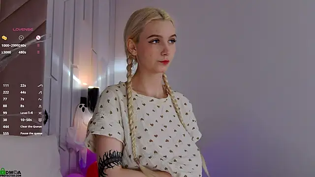 Snapshot of SaraHearts chatting on 10.29.25 SaraHearts online show from 10.29.25