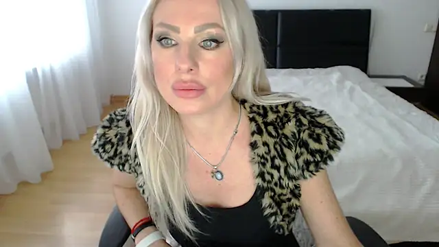 Snapshot of Tina_Shines chatting on 10.30.25 Tina Shines online show from 10.30.25