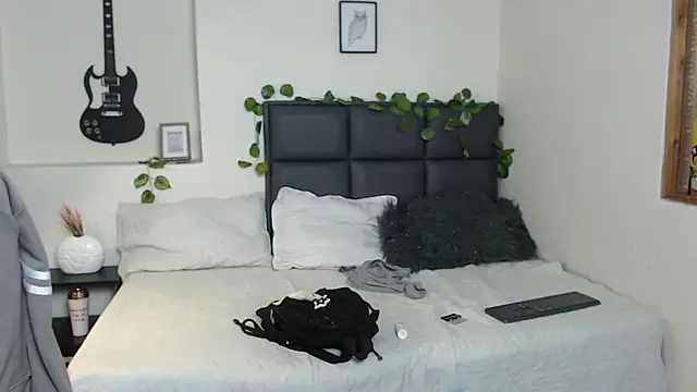 Amnesia  online show from 09.22.25