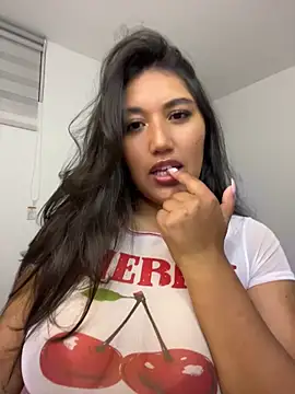 Snapshot of SharaRous chatting on 06.16.26 SharaRous online show from 06.16.26
