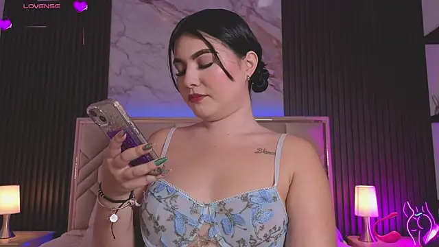 Snapshot of MiaaFarrel chatting on 05.21.26 MiaaFarrel online show from 05.21.26