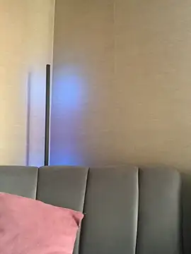 KloePink  online show from 11.21.25