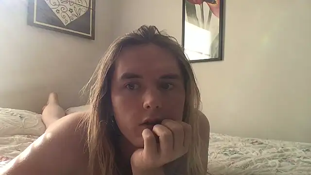 Snapshot of Elliebell chatting on 11.12.25 Elliebell online show from 11.12.25