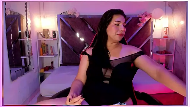 Snapshot of BBWCloe_ chatting on 10.18.25 BBWCloe online show from 10.18.25