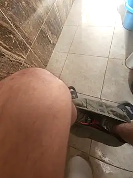 Snapshot of WelloffUpthrow chatting on 12.18.25 WelloffUpthrow online show from 12.18.25