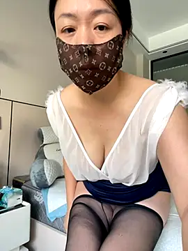 Snapshot of 300-AMAM chatting on 10.12.25 300-AMAM online show from 10.12.25