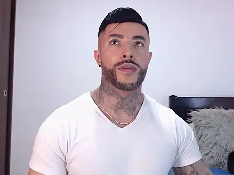 Snapshot of andrea_de_lucaa chatting on 11.29.25 andrea de lucaa online show from 11.29.25