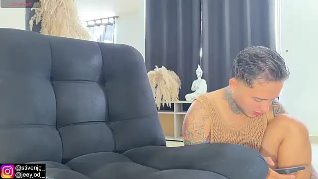 Snapshot of tattoguys_cums chatting on 10.31.25 tattoguys cums online show from 10.31.25