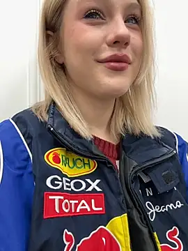 Snapshot of CaitlinSugar chatting on 09.29.25 CaitlinSugar online show from 09.29.25