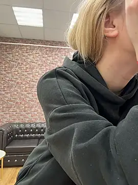 Snapshot of CaitlinSugar chatting on 11.04.25 CaitlinSugar online show from 11.04.25