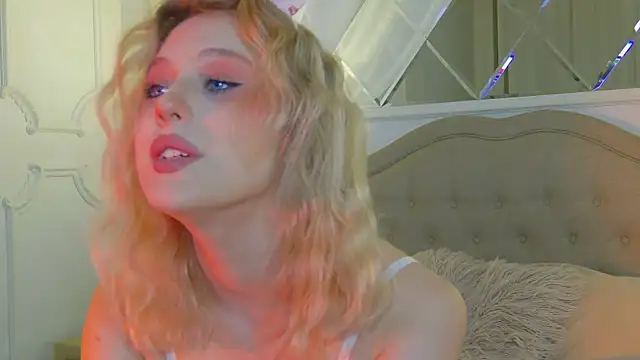 Snapshot of CaitlinSugar chatting on 11.17.25 CaitlinSugar online show from 11.17.25