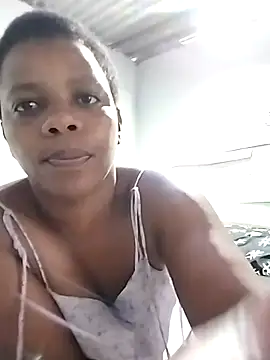 Snapshot of xLindah chatting on 11.17.25 xLindah online show from 11.17.25