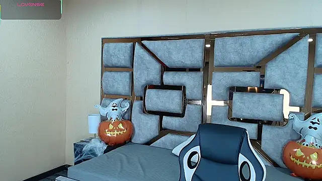 Snapshot of Candy_Velvet chatting on 10.24.25 Candy Velvet online show from 10.24.25