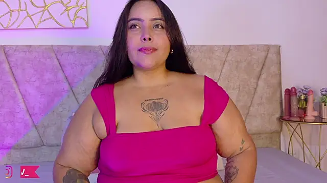 Snapshot of TinaCurv chatting on 10.29.25 TinaCurv online show from 10.29.25