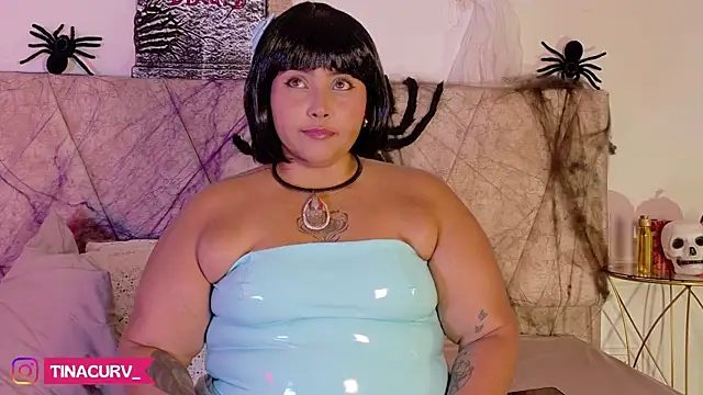 Snapshot of TinaCurv chatting on 10.31.25 TinaCurv online show from 10.31.25