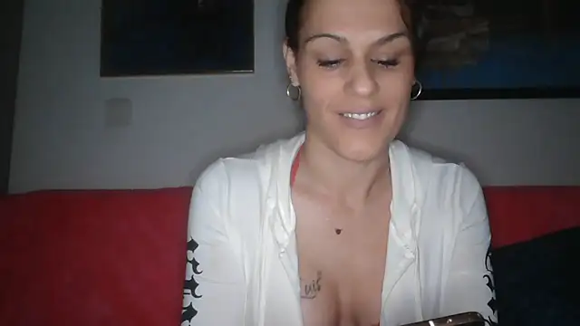 Snapshot of yumara351 chatting on 10.28.25 yumara351 online show from 10.28.25