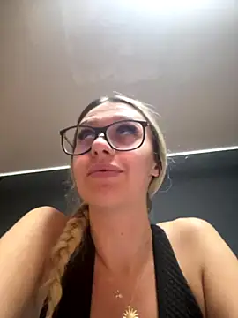 Snapshot of DivineDesireDuo chatting on 11.01.25 DivineDesireDuo online show from 11.01.25