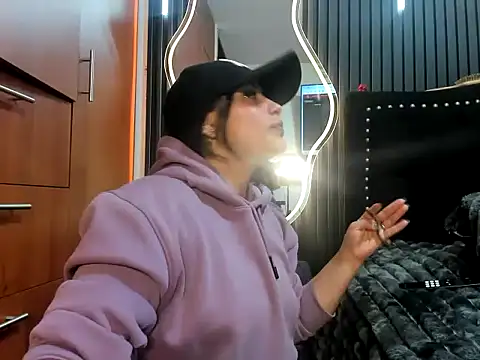 Snapshot of scarletr_red chatting on 10.16.25 scarletr red online show from 10.16.25