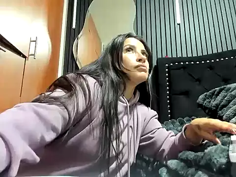 Snapshot of scarletr_red chatting on 10.21.25 scarletr red online show from 10.21.25