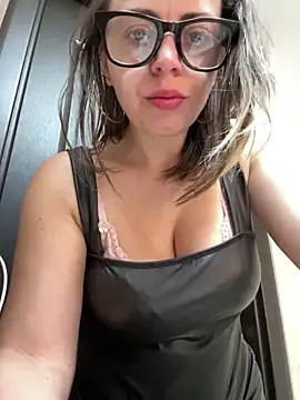 Snapshot of ladywithbigass chatting on 03.18.25 ladywithbigass online show from 03.18.25