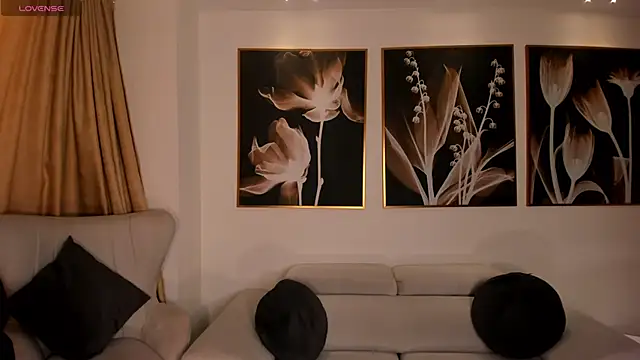 Snapshot of LeahNovac chatting on 09.27.25 LeahNovac online show from 09.27.25