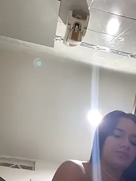 Snapshot of Luciaparker03 chatting on 11.20.25 Luciaparker03 online show from 11.20.25