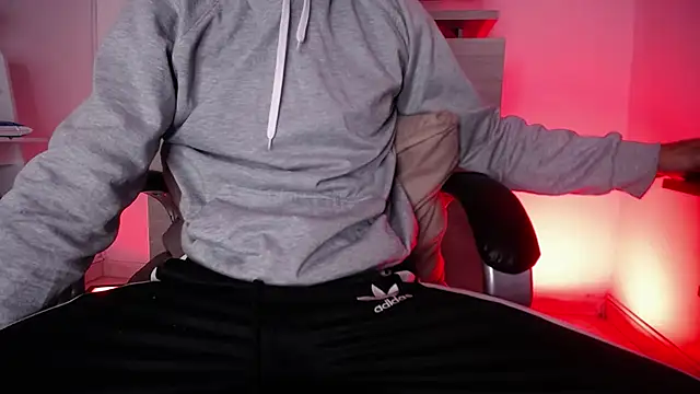 Snapshot of Mr_Klein_69 chatting on 10.31.25 Mr Klein 69 online show from 10.31.25