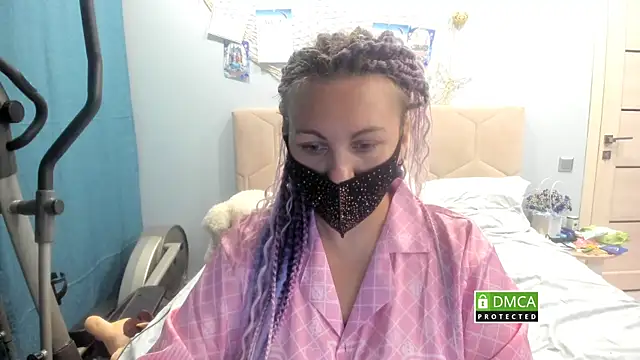 Snapshot of EmilyMali chatting on 10.14.25 EmilyMali online show from 10.14.25