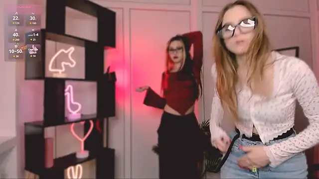 Snapshot of luna_tin chatting on 10.18.25 luna tin online show from 10.18.25