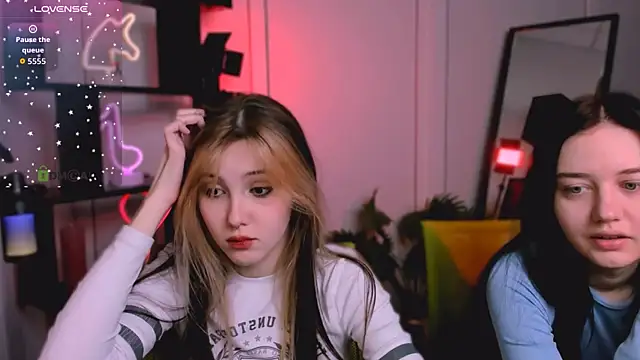 Snapshot of luna_tin chatting on 11.26.25 luna tin online show from 11.26.25