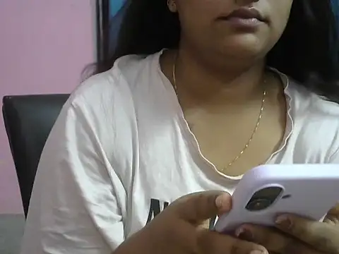 Snapshot of Queenxxx98 chatting on 10.22.25 Queenxxx98 online show from 10.22.25