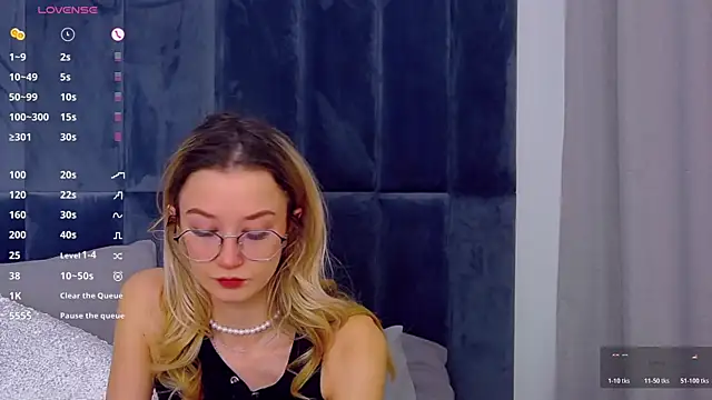 Snapshot of MaeLili chatting on 11.12.25 MaeLili online show from 11.12.25