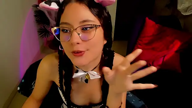 Snapshot of Krysten_Riter chatting on 10.15.25 Krysten Riter online show from 10.15.25