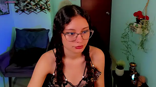 Snapshot of Krysten_Riter chatting on 11.10.25 Krysten Riter online show from 11.10.25